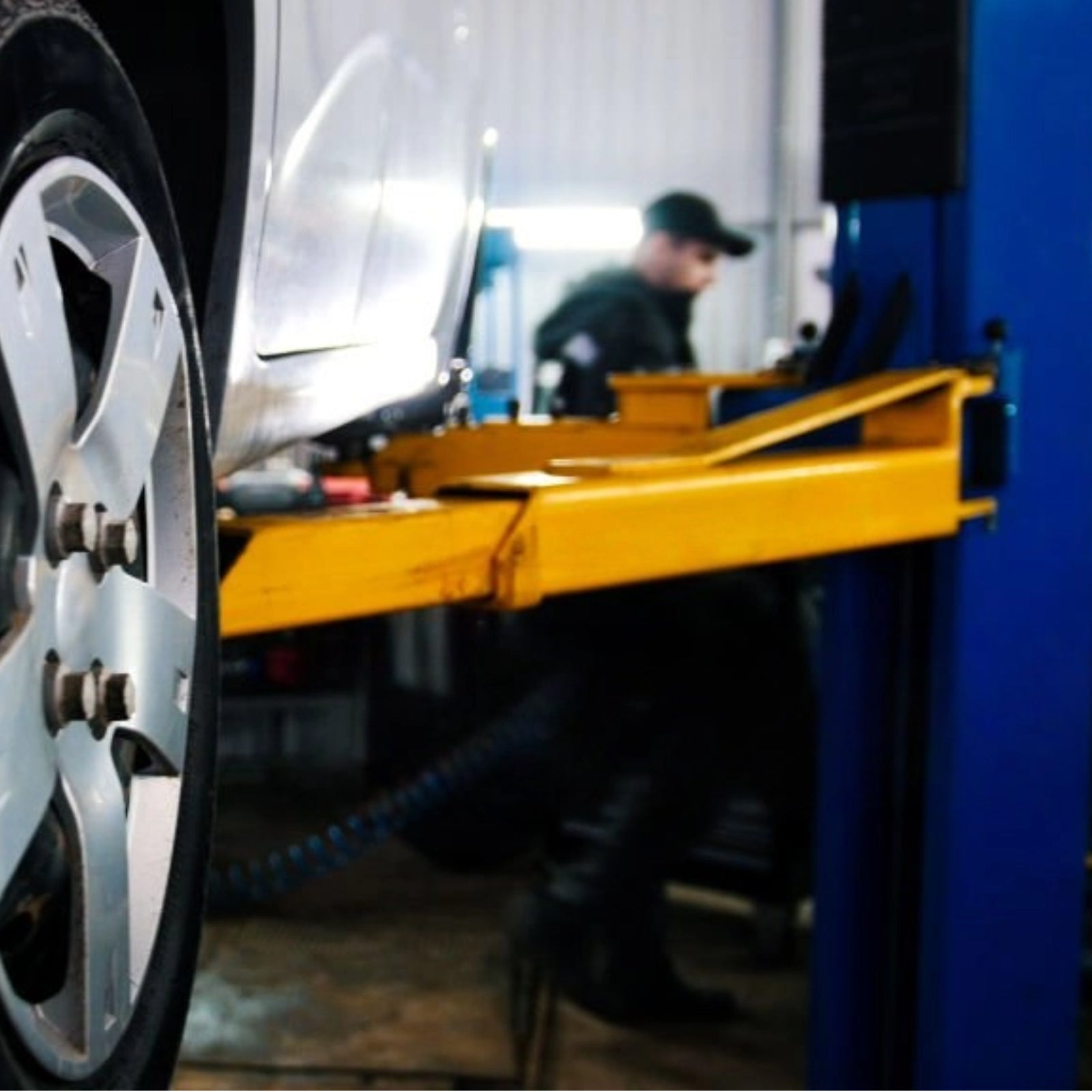 Understanding the Double-Point Lock Release System in Vehicle Lifts ...